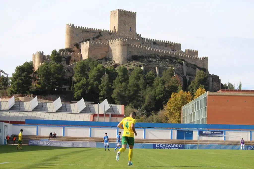 El castillo de Almansa domina las vistas en el campo de fútbol Paco Simón.