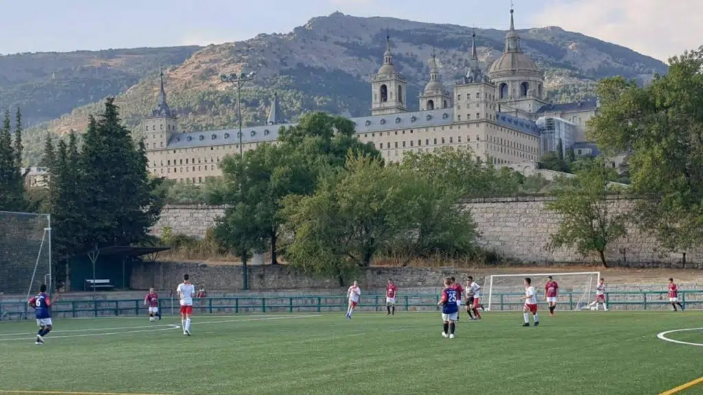 La Herrería, campo de fútbol del San Lorenza CF, tiene vistas al Real Monasterio de San Lorenzo de El Escorial.