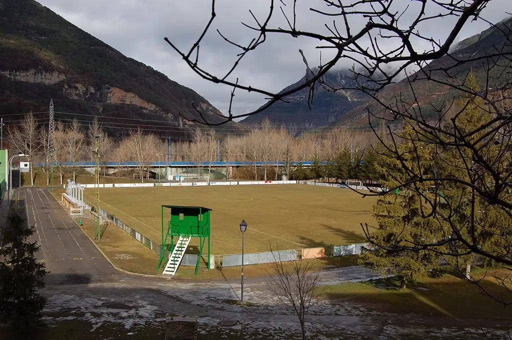 El campo de fútbol municipal de Biescas se sitúa a los pies de los Pirineos. Por Willtron.