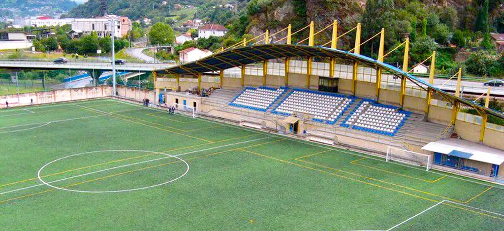 Imagen de la tribuna principal del estadio nuevo Nalón, casa de L'Entregu.