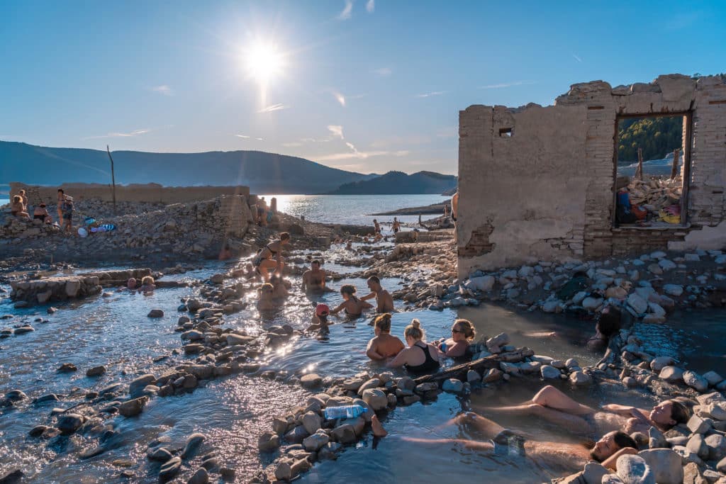 Personas bañándose en el spa natural de Tiermas, en el embalse de Yesa