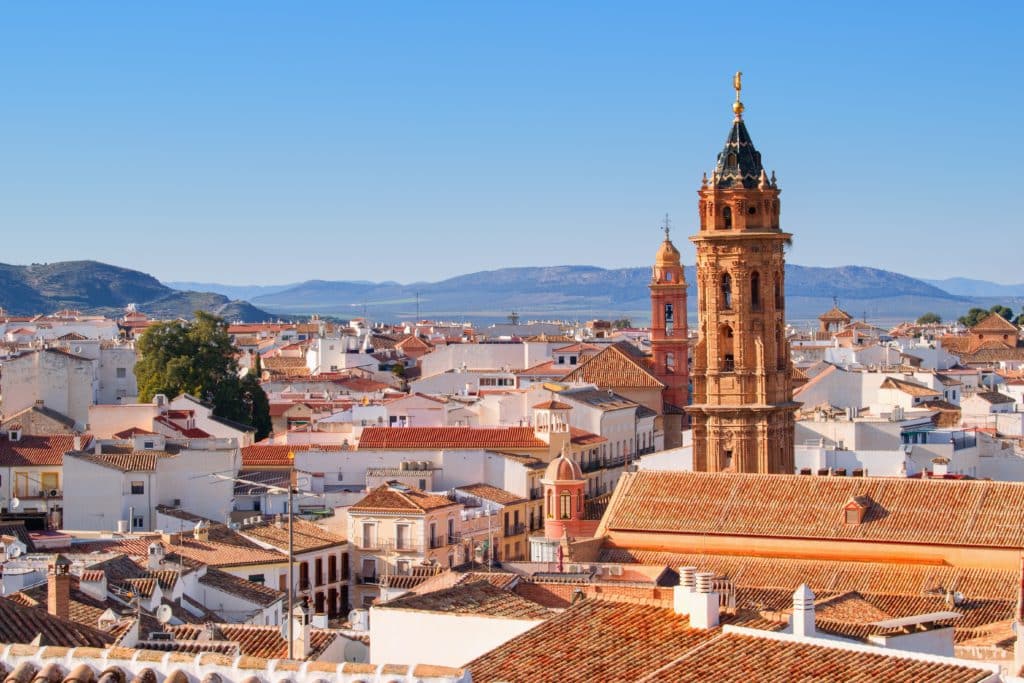 Vista aérea de Antequera y dos torres de iglésias en el centro de la población. Por Tunatura