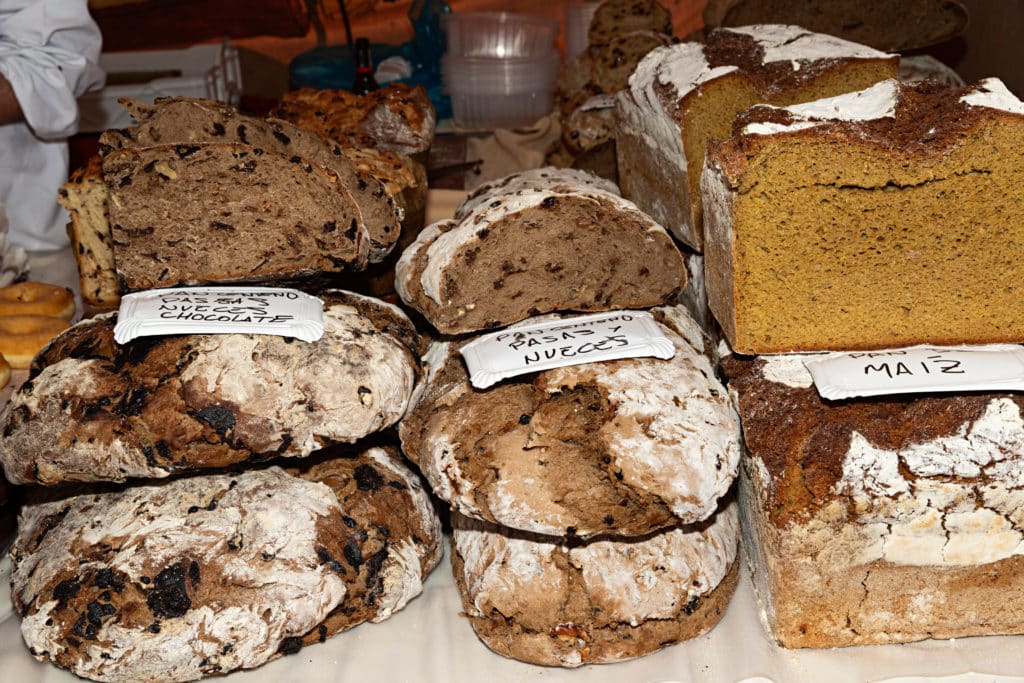 Infinidad de variedad de pan. Pan de pasas, nueces y chocolate, pan de maíz. Por Lola Fdez Nogales