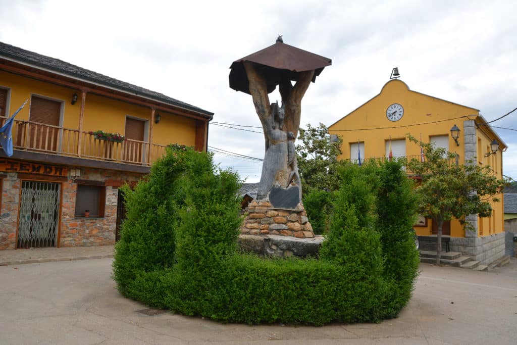 Plaza de Borrenes, donde empezó la ruta de los árboles tallados de El Bierzo. Foto de Turismo de El Bierzo.