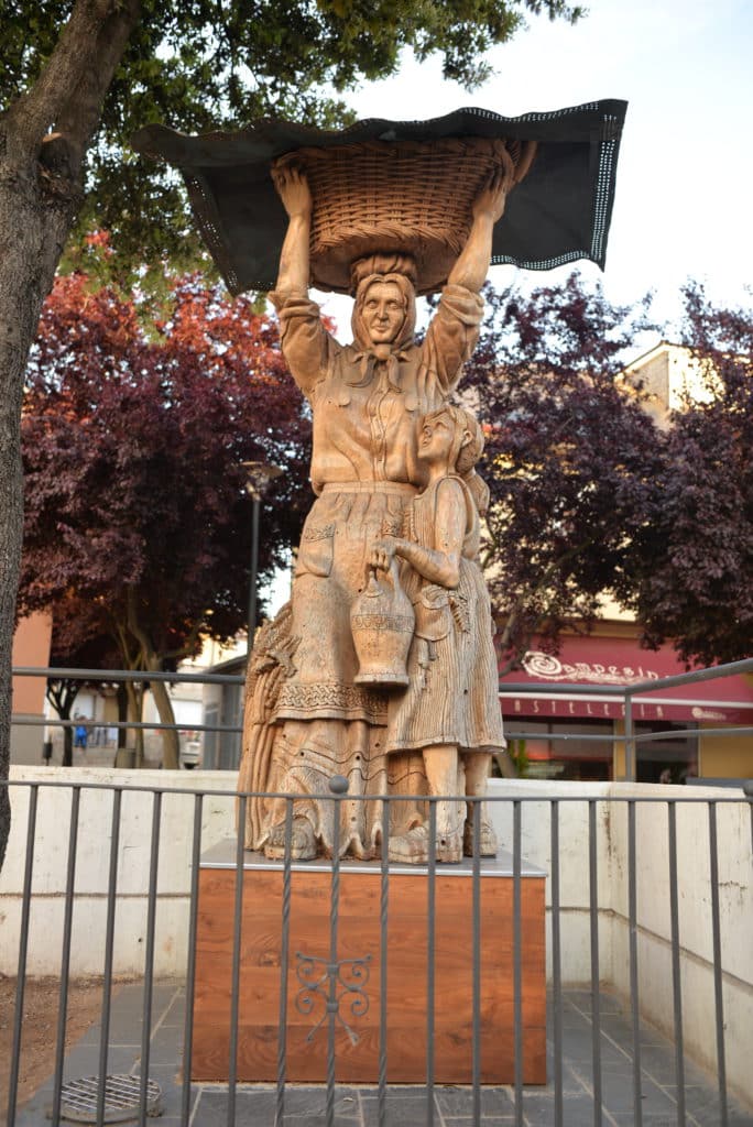 'Mujer campesina' en Columbrianos, una de las paradas de la ruta de los árboles tallados de El Bierzo. Foto de Turismo de El Bierzo.