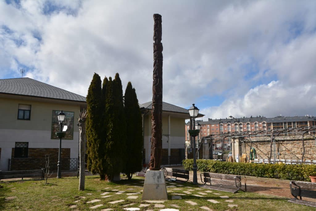 Columna jacobea de Ponferrada, otro punto de la ruta de los árboles tallados. Foto de Turismo de El Bierzo.