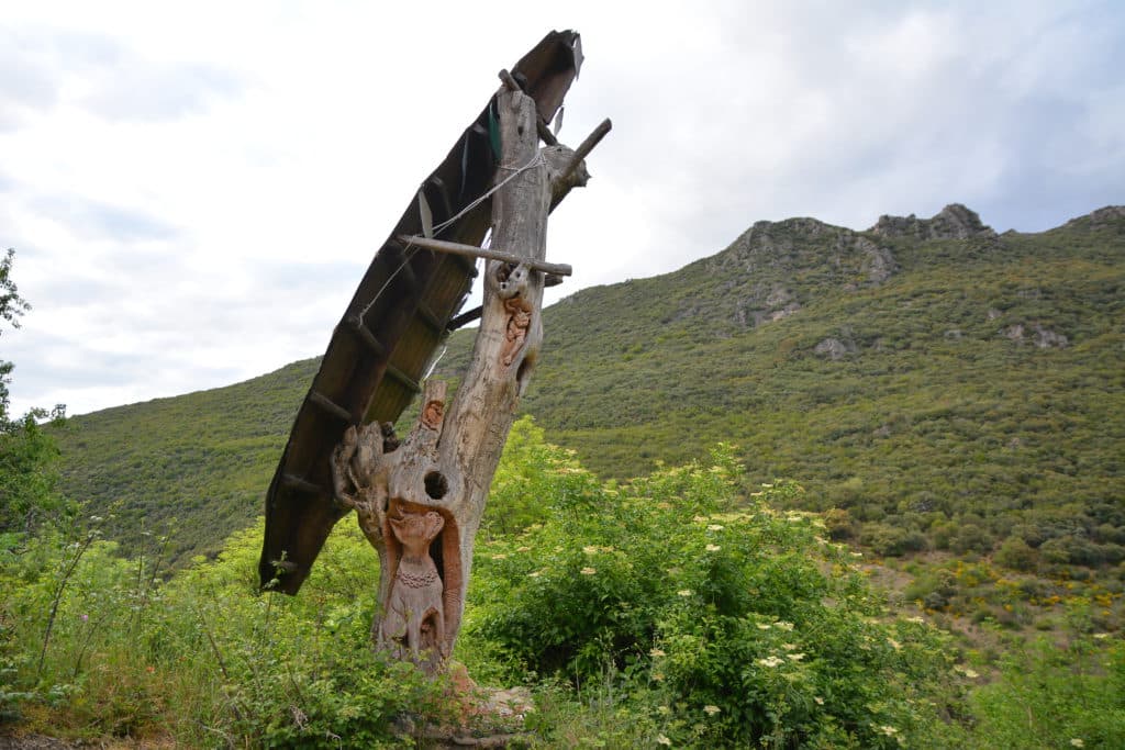 'Como el perro y el gato' de Voces, en la ruta de los árboles tallados de El Bierzo. Foto de Turismo de El Bierzo.