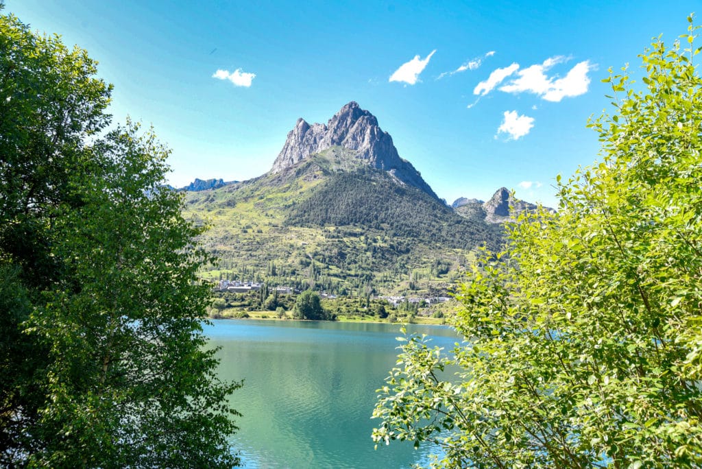 Embalse de Lanuza y Pico Peña Foratata. Por gerardo