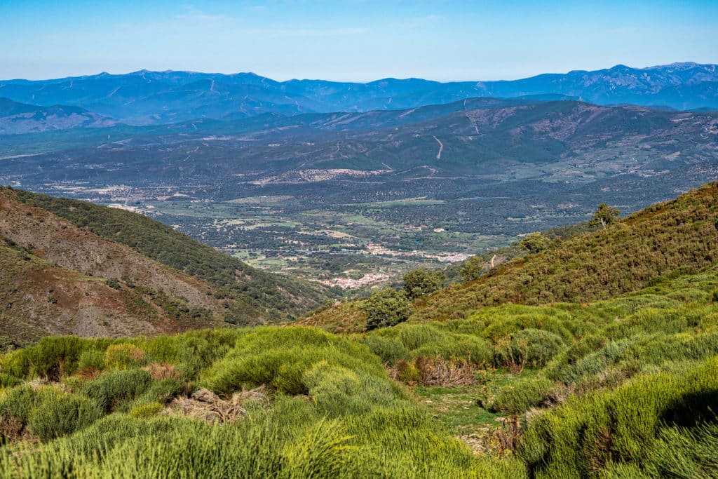 Vista del valle del Ardoz desde el puente de Honduras, en Extremadura. Por rudiernst.