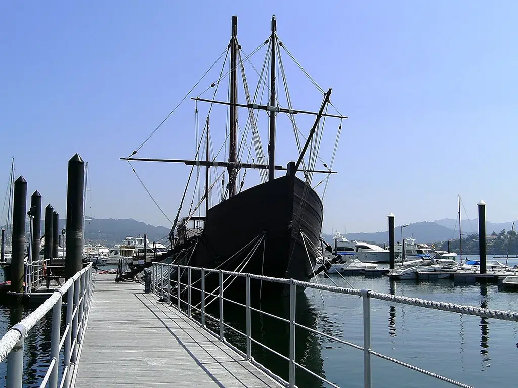 Réplica de La Pinta, una de las tres carabelas de Colón, en el puerto deportivo de Baiona (Pontevedra. Por Fran V