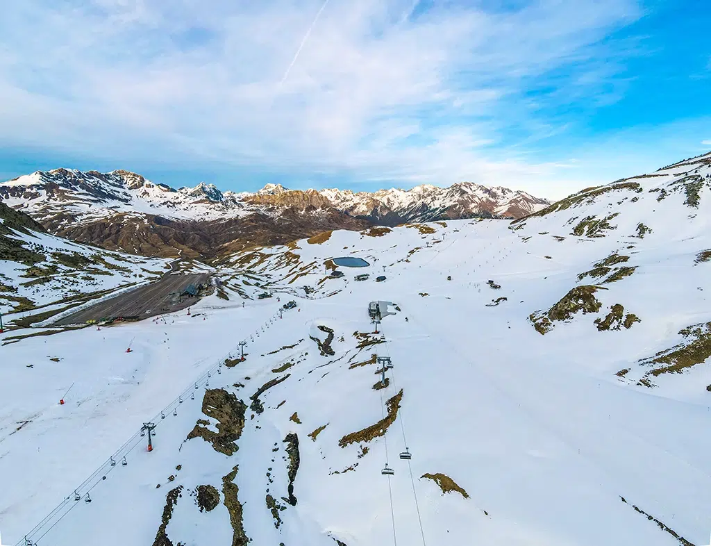 La escasez de nieve resulta palpable en las estaciones de esquí españolas.