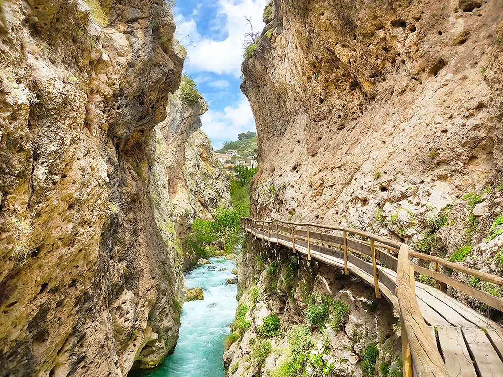 La cerrada del río Castril, una de las rutas de senderismo más populares en Granada.