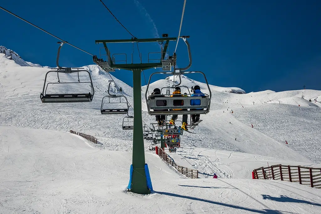 Esquiadores en un telesilla de la estación invernal de Formigal.