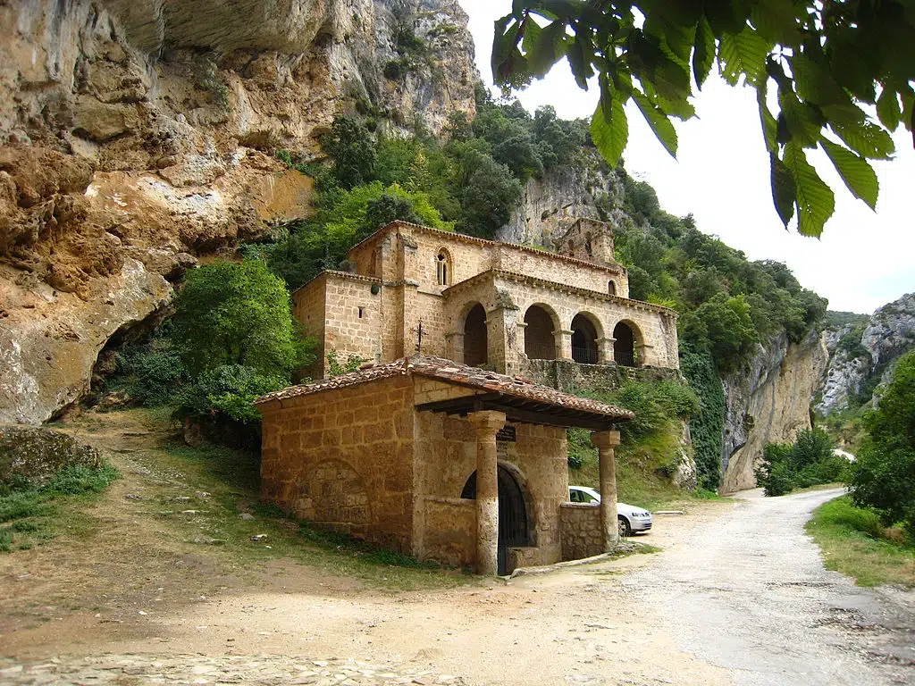 Ermita Santa María de la Hoz en Tobera (Burgos). Una de las ermitas remotas y preciosas que debes conocer. Por Windwhistler