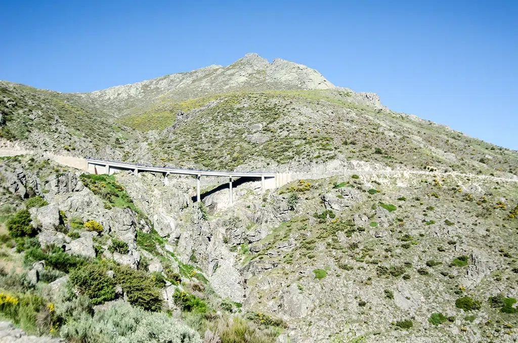 Descenso del puerto del Pico por la calzada romana