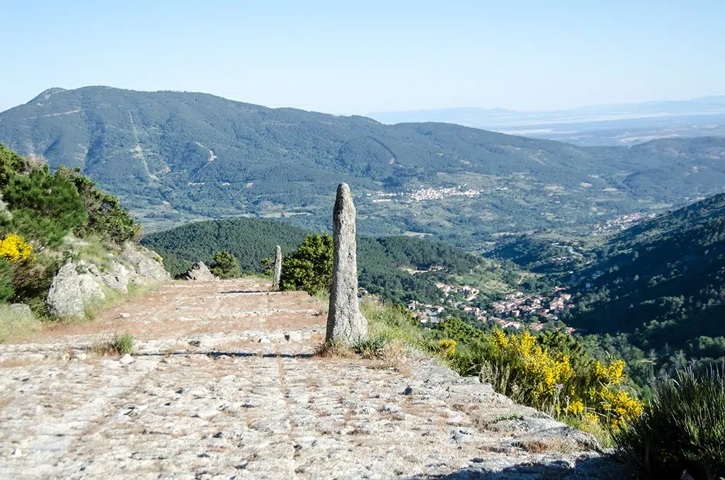 Descenso del puerto del Pico por la calzada romana