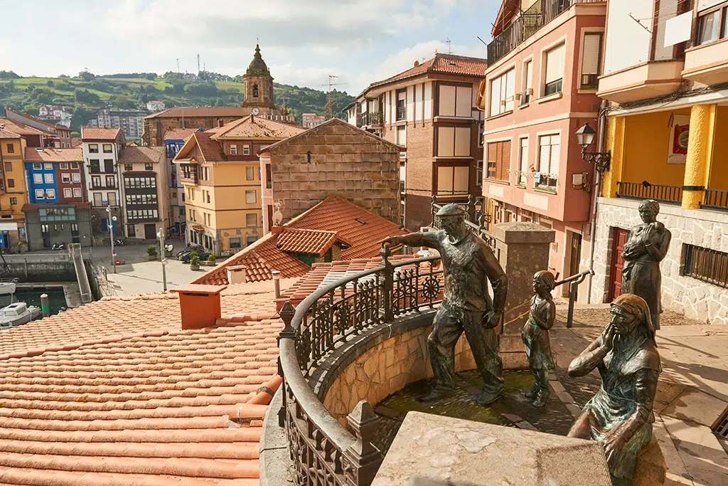 Monumento a los pescadores en Bermeo (Vizcaya). Por Juanma