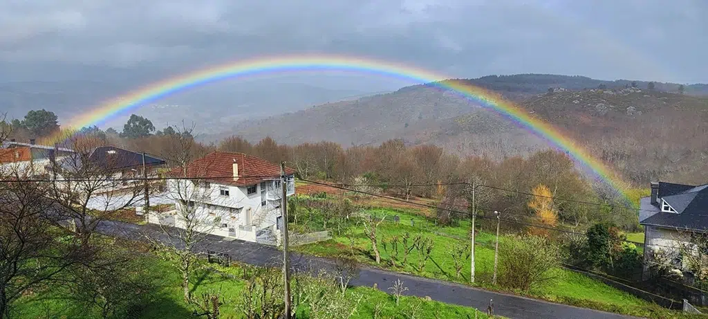 Arcoiris sobre el pueblo de Avión en Ourense. Por CDN