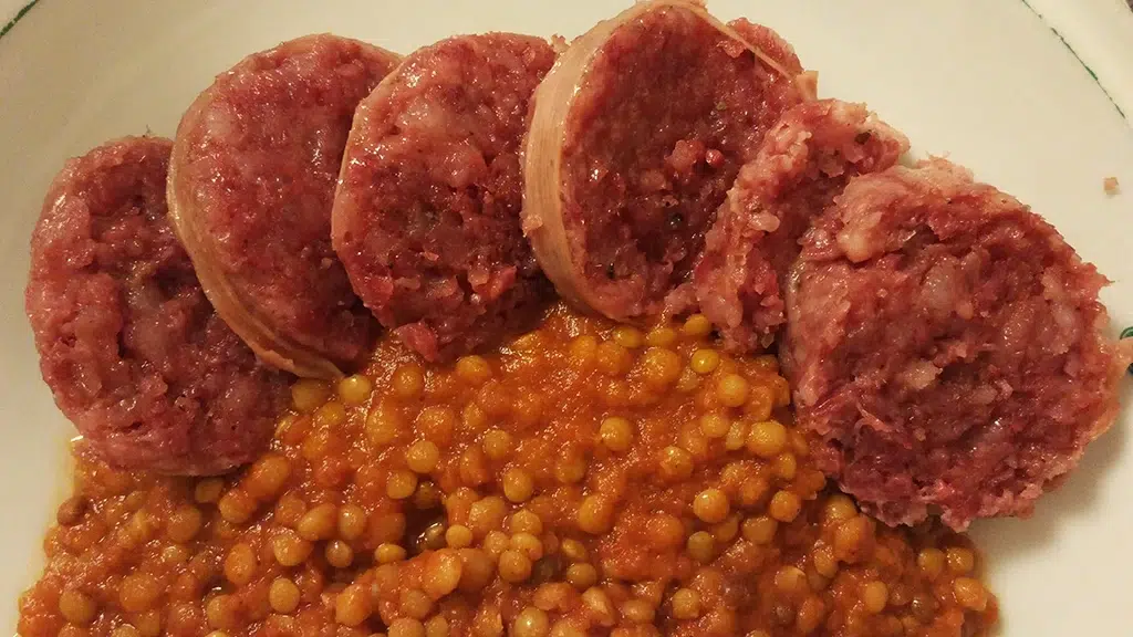 Lentejas con cotechino, un plato típico en Italia en Fin de Año