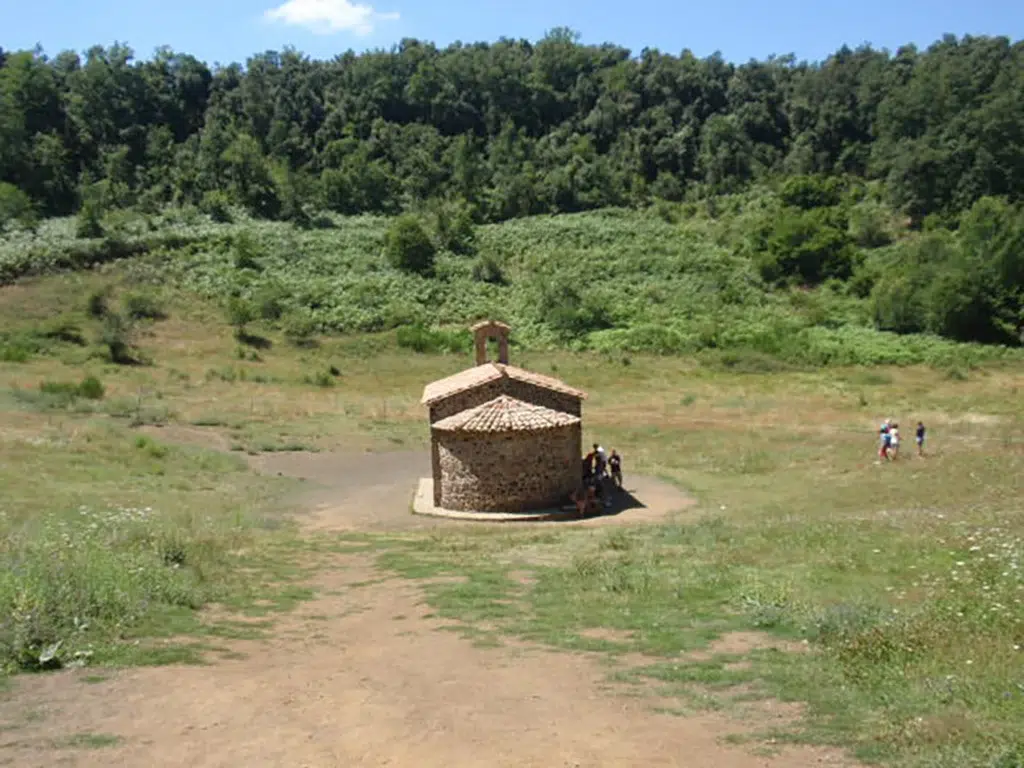 Ermita de Santa Margarida Sacot, escondida en un volcán en Cataluña, en la Reserva Natural de La Fageda d'en Jordà.. Por Vicenç Riullop