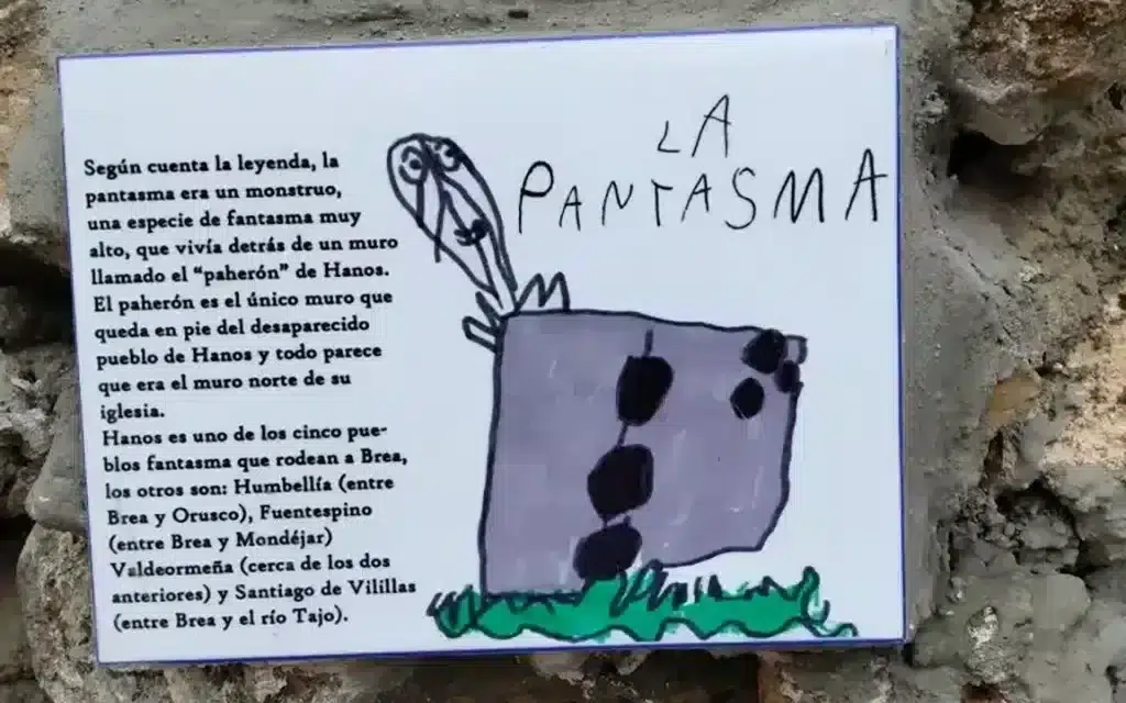 Placa con uno de los monstruos que intentan salvar los niños de Brea de Tajo (Madrid). Foto Miguel Zorita