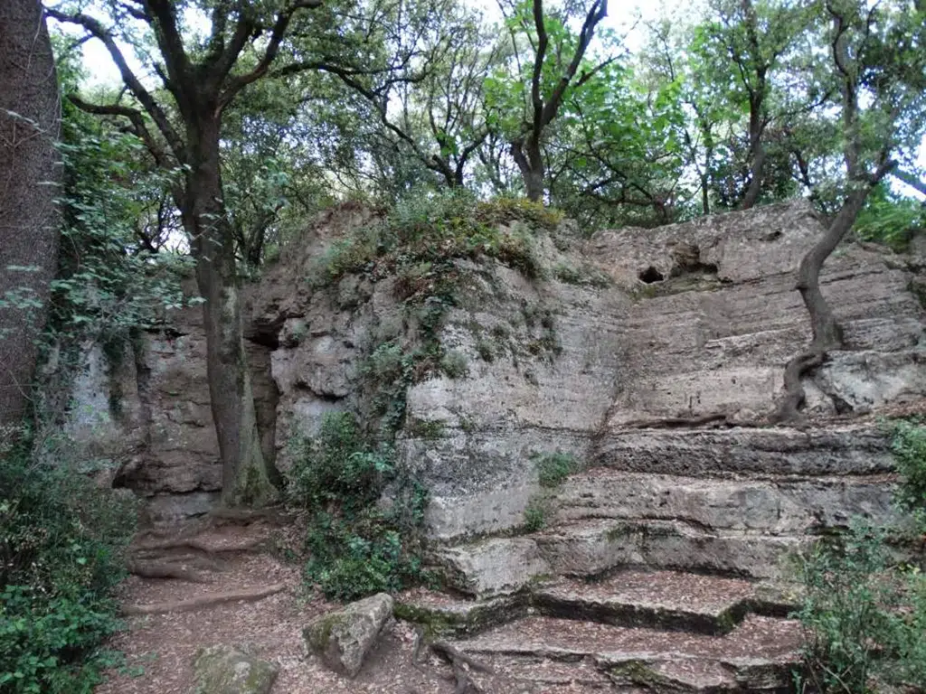 El suelo del paraje natural de Les Estunes está formado por grandes bloques de travertino.