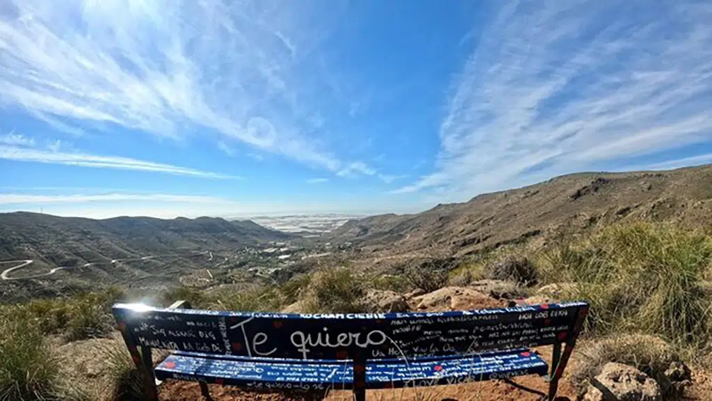 El banco del Amor, en Vícar (Almería). Uno de los pueblos recomendados para una escapada romántica.