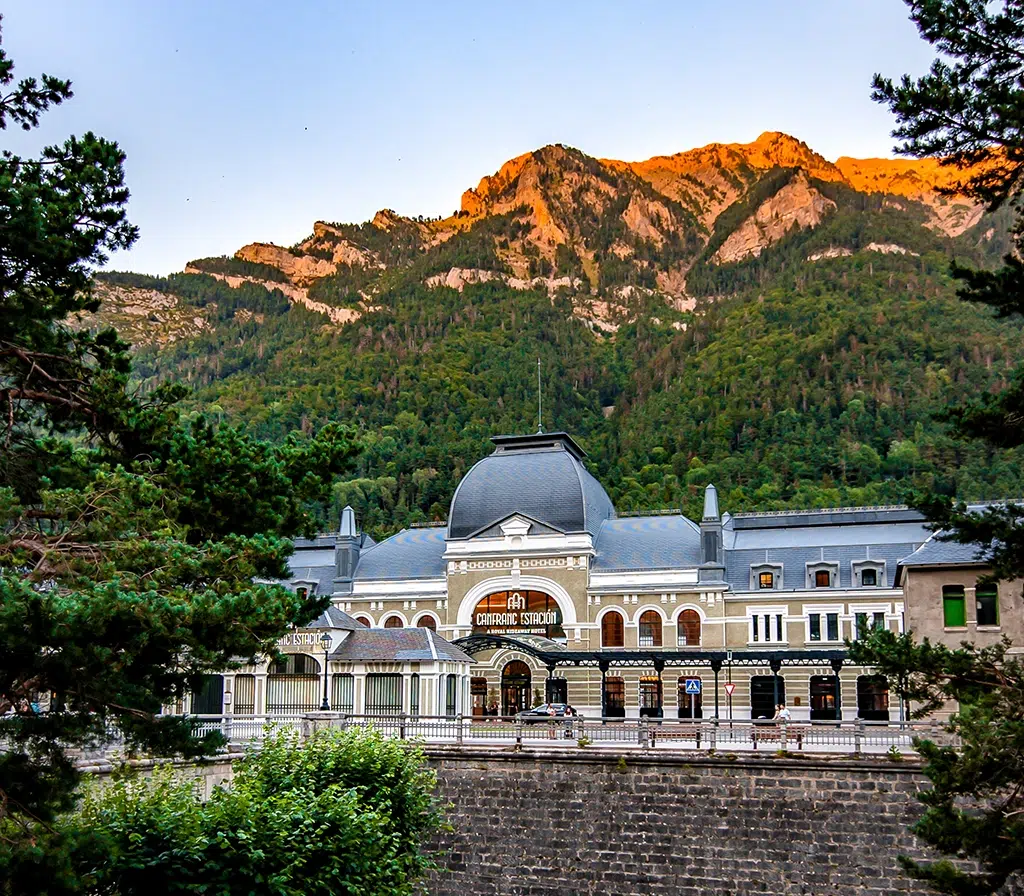 La estación internacional de Canfranc, muy cerca de la frontera de Huesca con Francia.