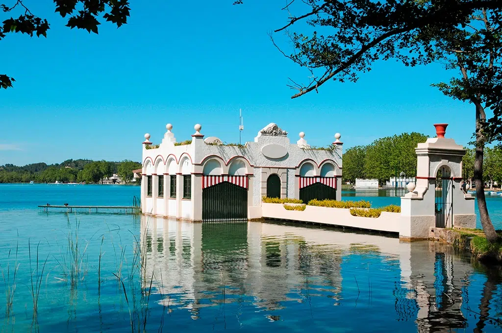 Un paseo por el lago de Banyoles siempre es un buen plan cuando el tiempo acompaña.