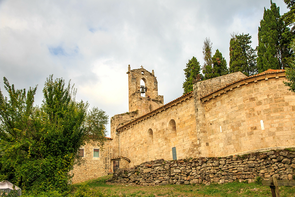 La iglesia de Santa María de Porqueres (siglo XII) es una joya del románico.