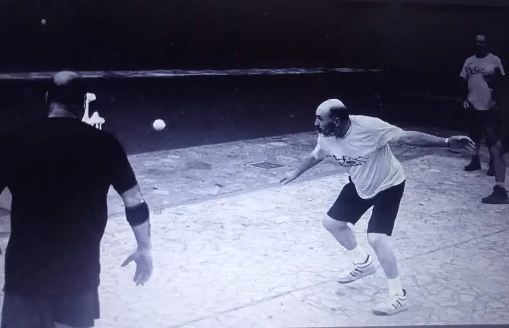 En la foto el poeta Antonio Chacón jugando a pelota vasca. Por Antonio Funes