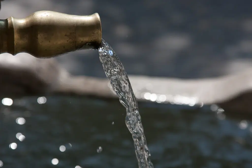 Chorro de la fuente en la plaza de Santa Ana en Cáñar (Granada)