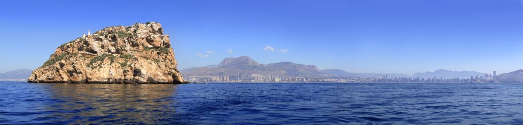 La Isla de Benidorm, con la ciudad y el Puig Campana, al fondo | Por lunamarina