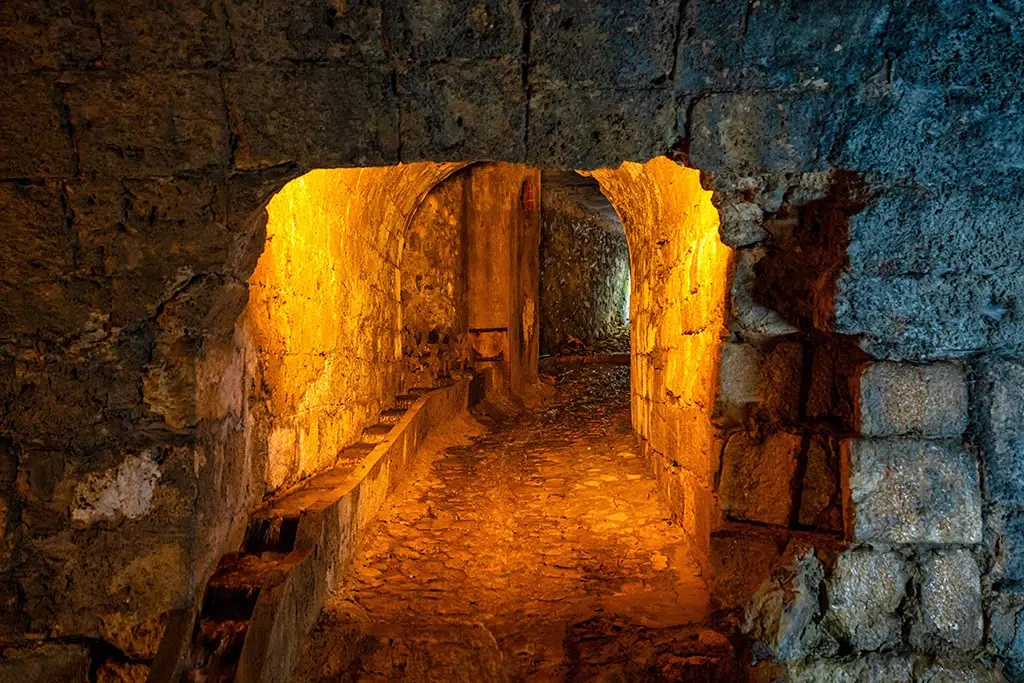 Bóveda del río Cerezuelo sobre la iglesia de Santa María, en Cazorla