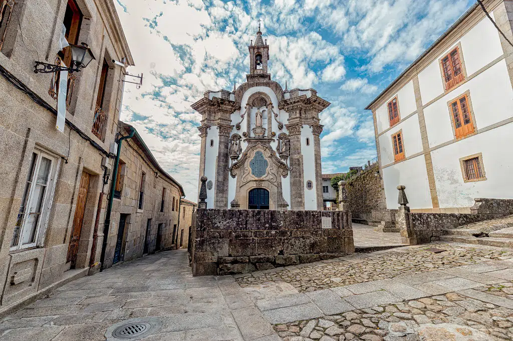 Iglesia de Tui, uno de los pueblos con los nombres más cortos de España