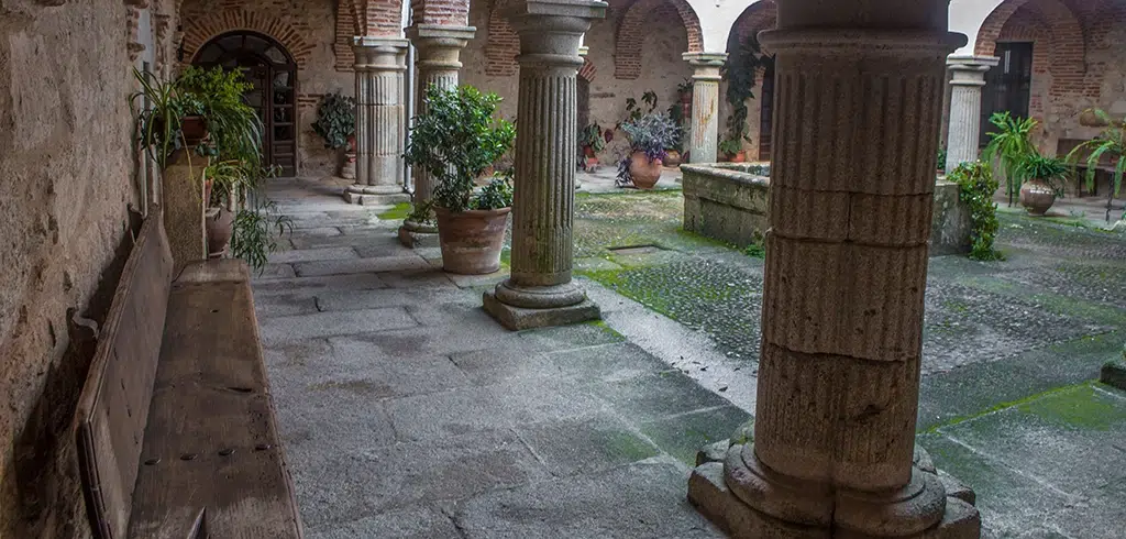 Claustro del monasterio más pequeño del mundo