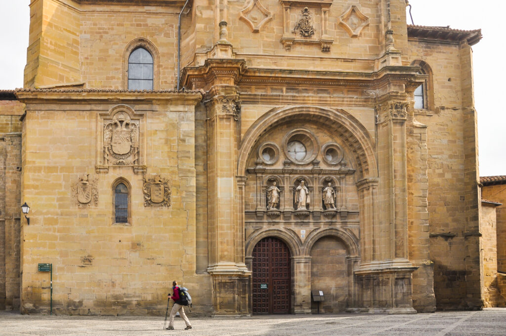 Peregrina del Camino de Santiago ante la Catedral de Santo Domingo de la Calzada | Por luisfpizarro