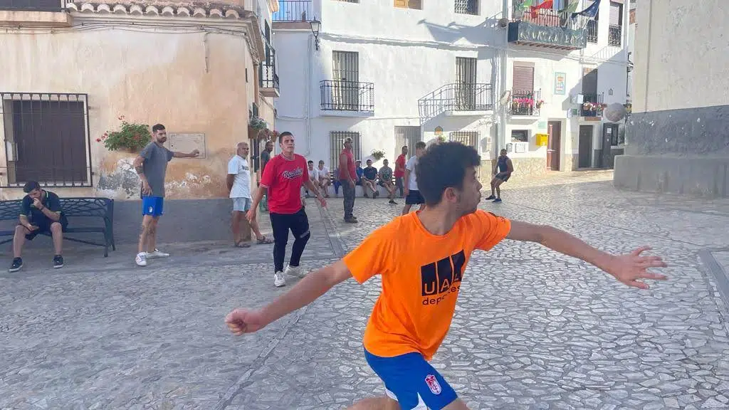 Los jóvenes juegan a pelota contra una de las paredes de la iglesia. Por Antonio Funes