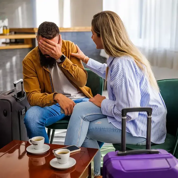 Una pareja de turistas en un bar. Por djoronimo