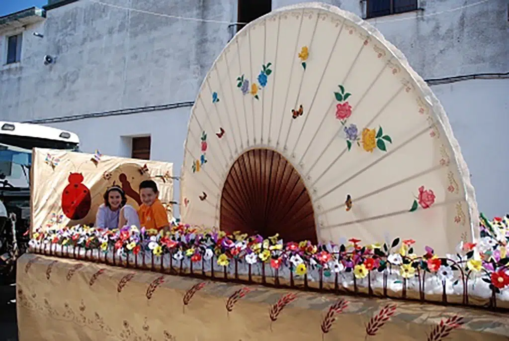 Carroza artesanal durante una romería de la Divina Pastora. Ayuntamiento de Villaralto