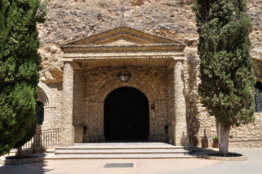 Entrada al santuario de la Virgen de la Esperanza en Calasparra. Por cherokeerose.