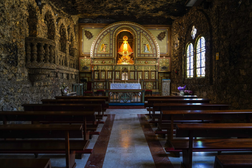 Interior del santuario de Nuestra Señora de la Esperanza de Calasparra. Por rudiernst.