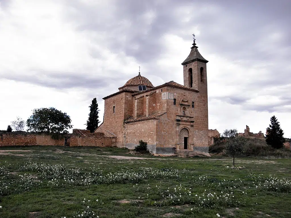 Iglesia de Mas del Labrador, uno de los pueblos deshabitados de Teruel. Por Faustino Calderón