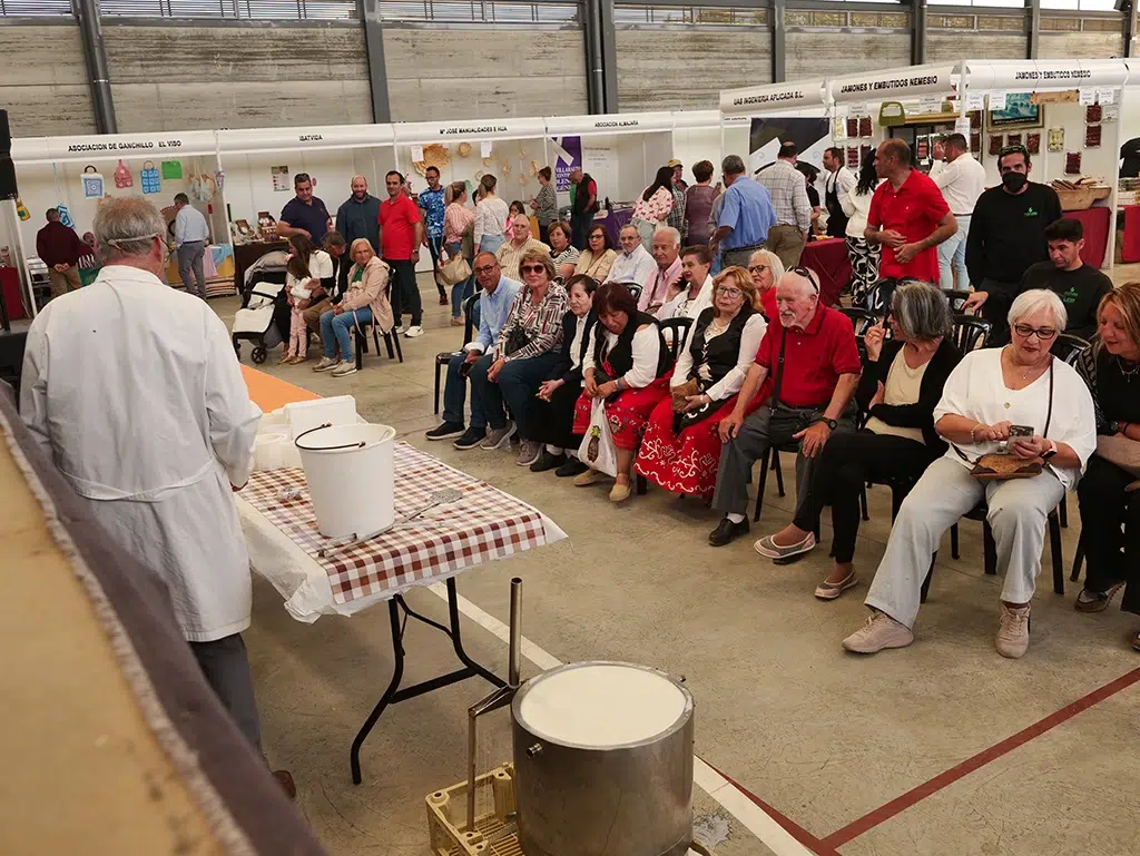 Taller de elaboración de quesos durante la feria del pastoreo. Por Ayuntamiento de Villaralto