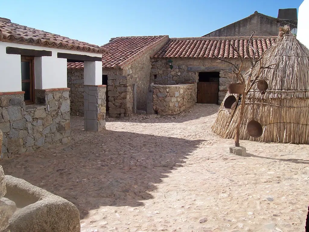 Vista del corral con el chozo. Cedida por el museo del pastor