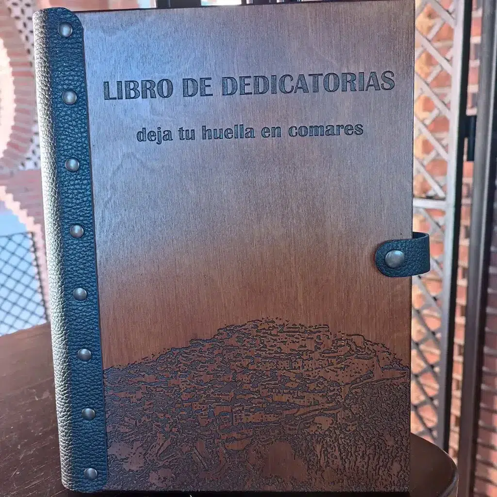 Libro de dedicatorias de turistas de Comares (Málaga). Fuente Turismo de Comares