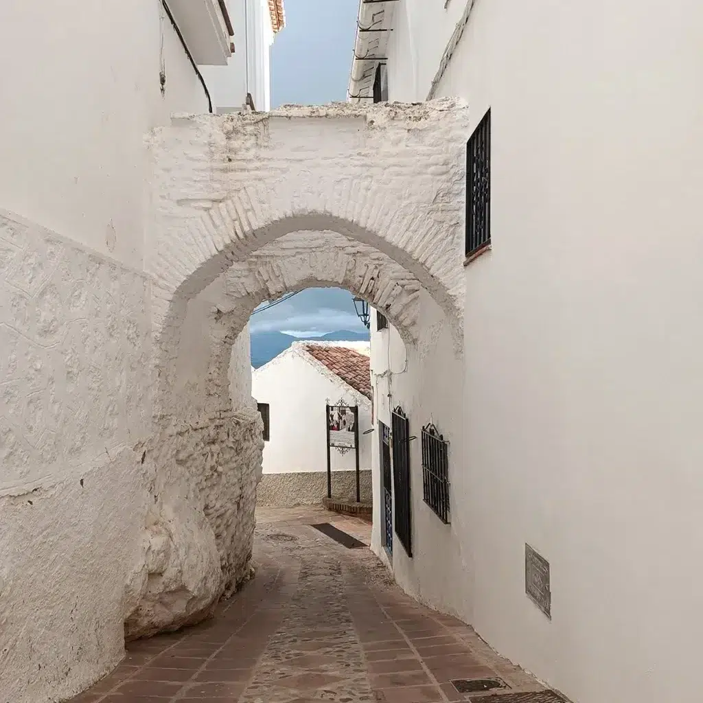 Calle Los Arcos en Comares. Por Oficina de Turismo