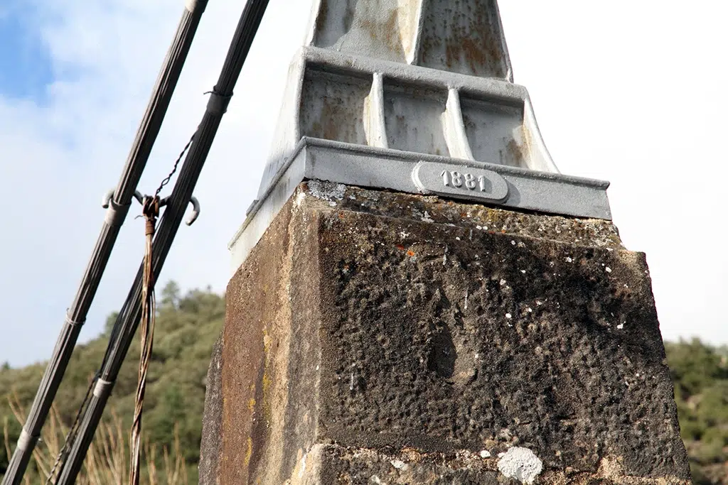 Detalle  de las pieza de fundición del año de construcción del puente colgante de Jánovas.