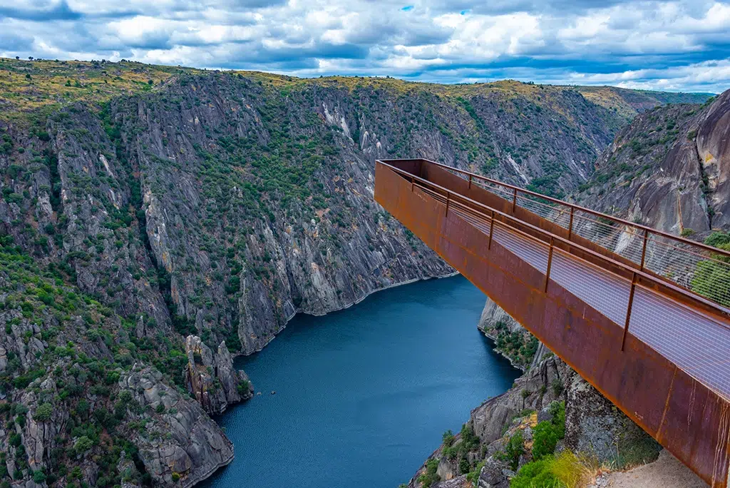 La pasarela en voladizo del mirador del Fraile tiene 12 metros de largo, Salamanca.