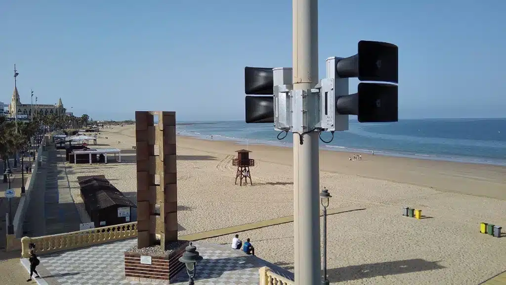 Altavoces de aviso de maremoto en la playa de Chipiona, el único municipio preparado para un tsunami. Cedida por Ayuntamiento de Chipiona